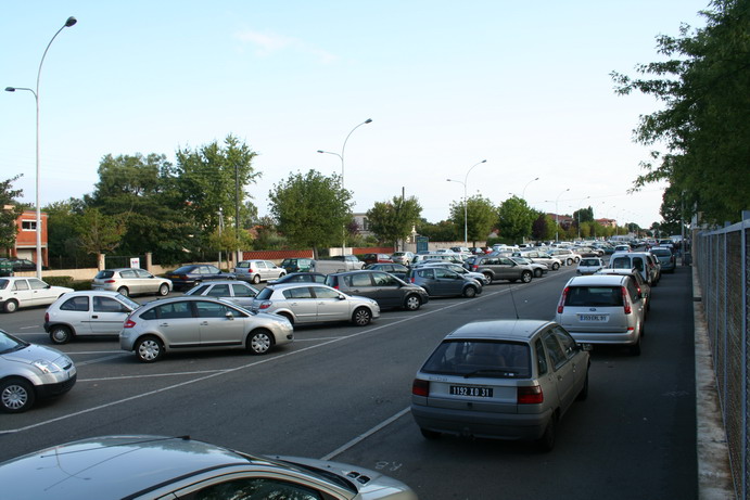 photo du parking situé devant l'espace jacqueline Auriol