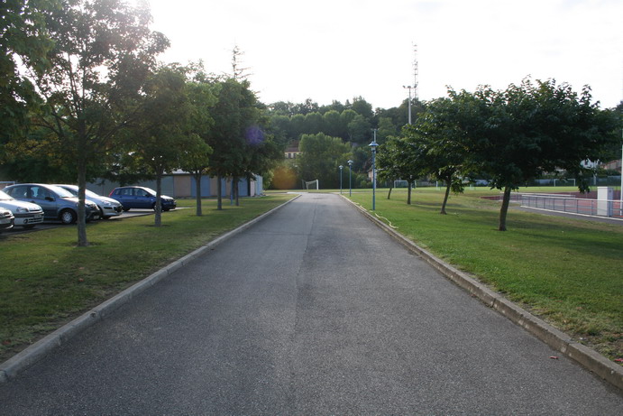 photo du chemin menant au gymnase Mirage III C